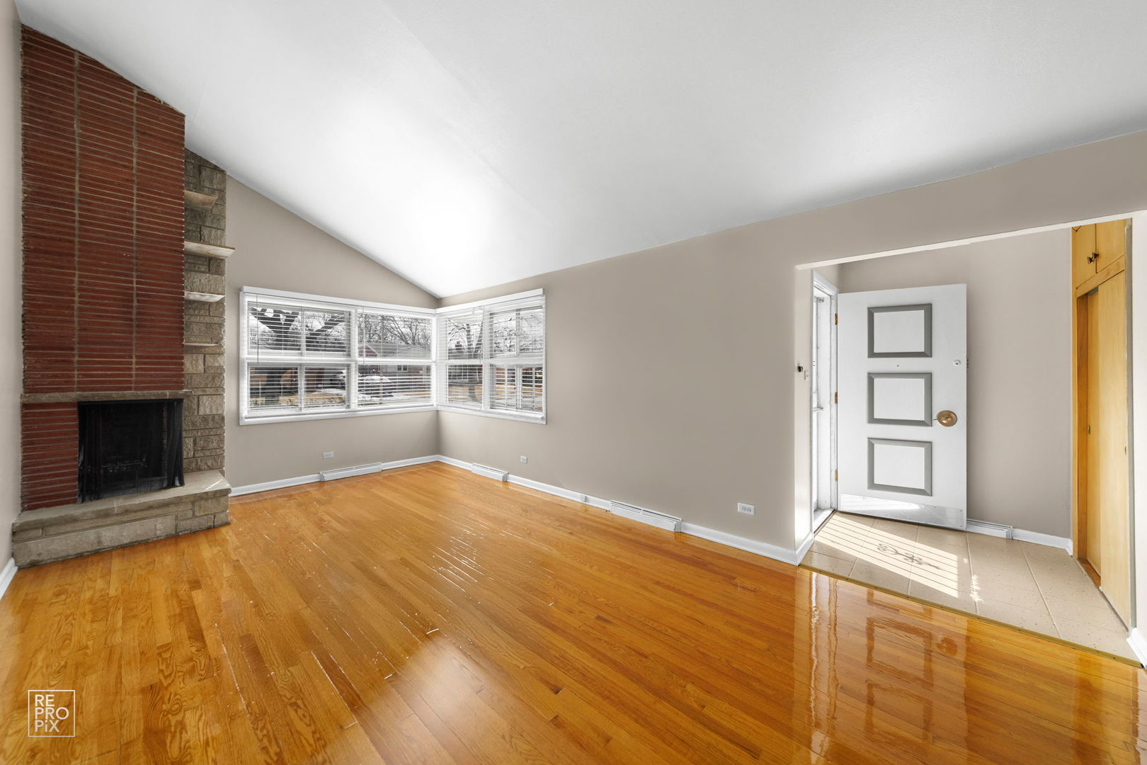 393 E Huntington Lane, Elmhurst, IL 60126