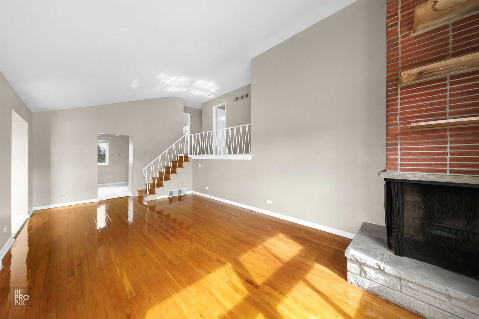 393 E Huntington Lane, Elmhurst, IL 60126