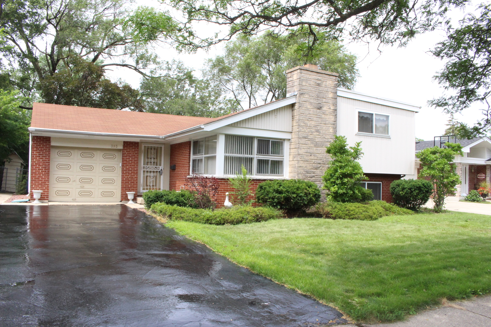 393 E Huntington Lane, Elmhurst, IL 60126