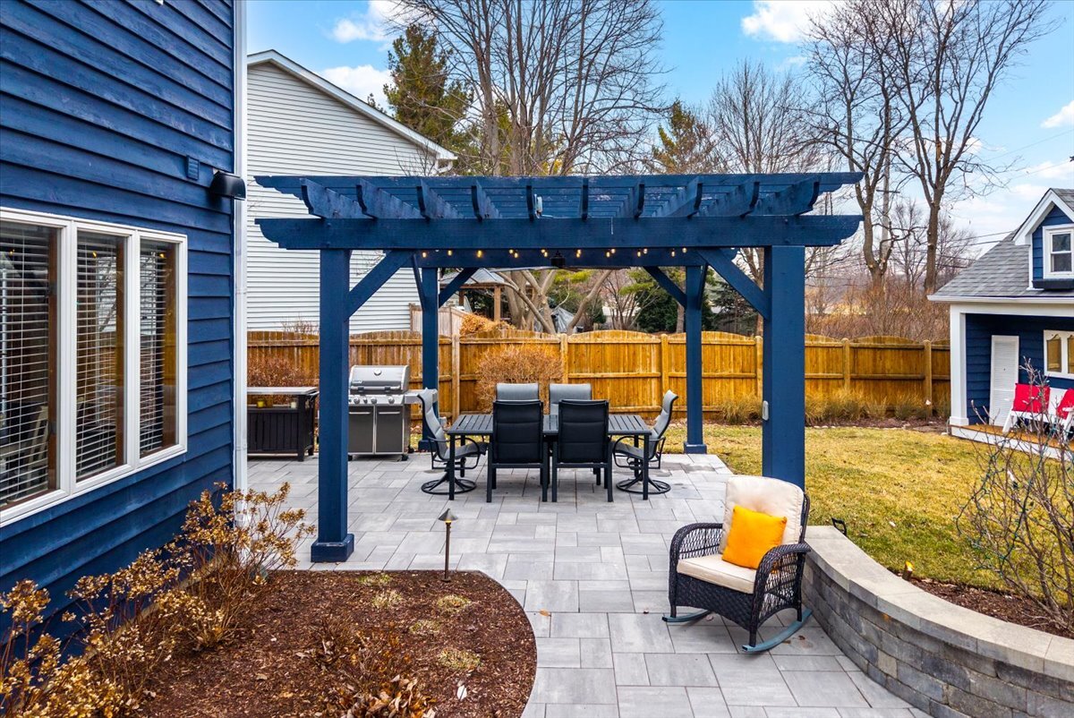 2438 Wendover Drive, Naperville, IL 60565