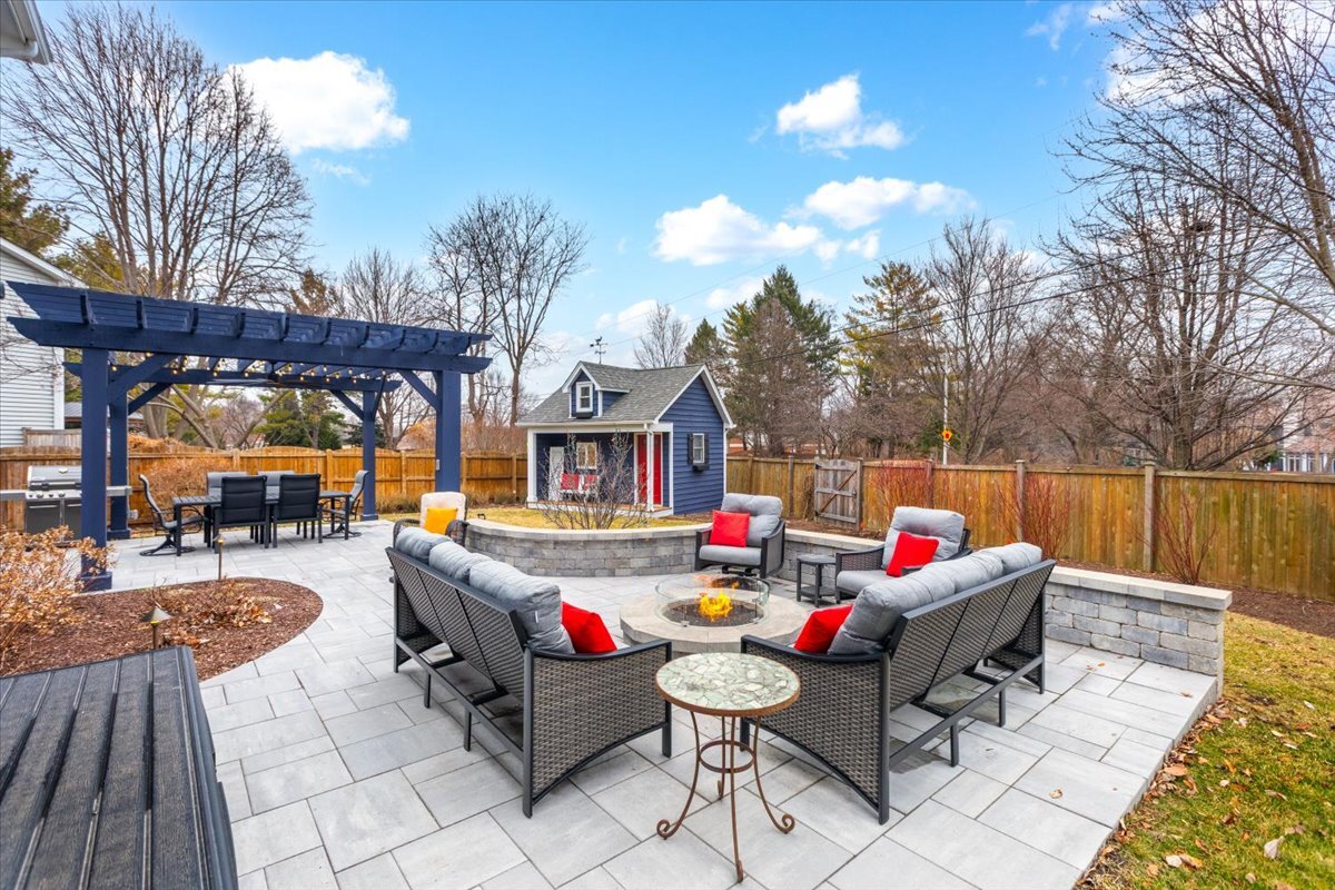 2438 Wendover Drive, Naperville, IL 60565