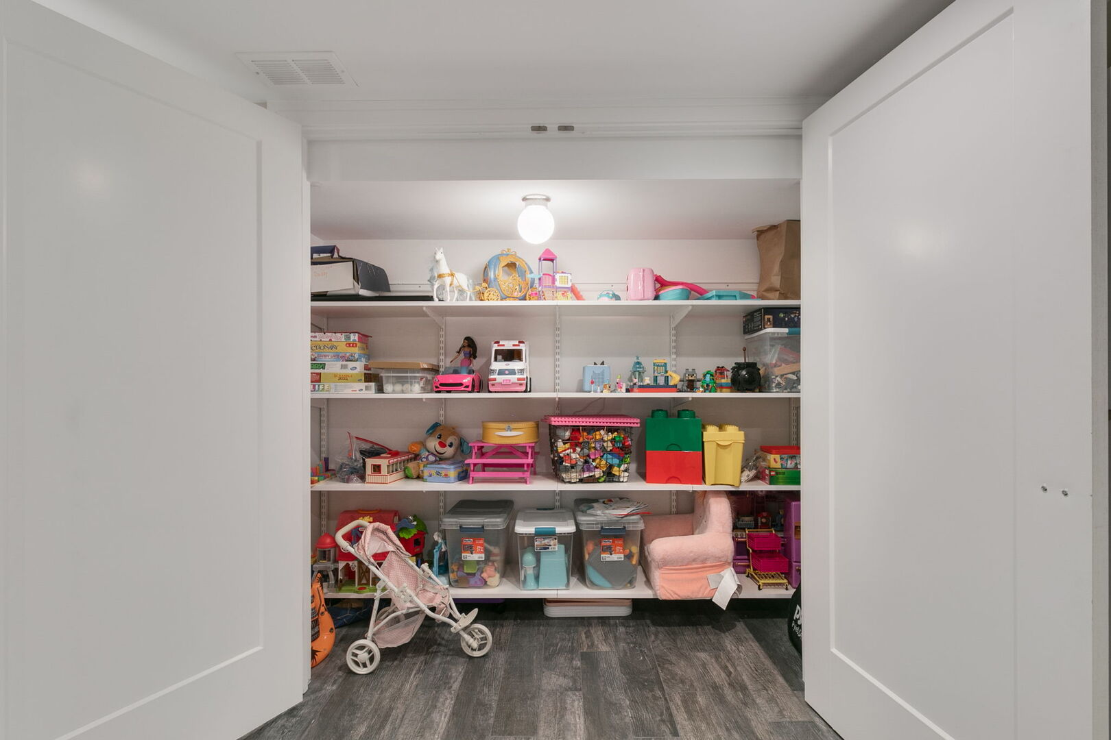 305 Desplaines Avenue, Riverside, IL 60546