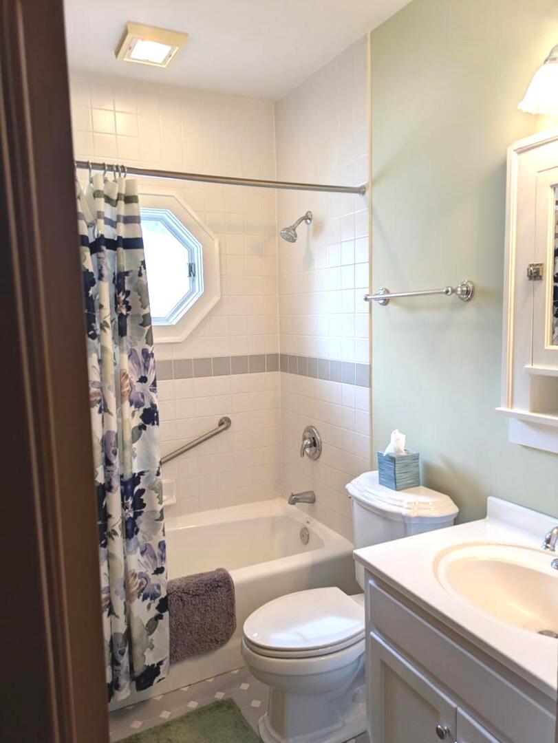 621 E GRAND LAKE Boulevard, West Chicago, IL 60185