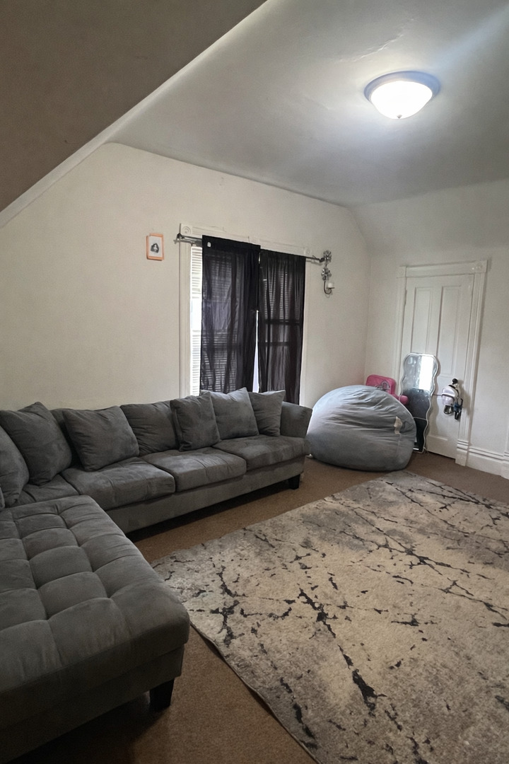 462 Ashland Avenue, Elgin, IL 60123