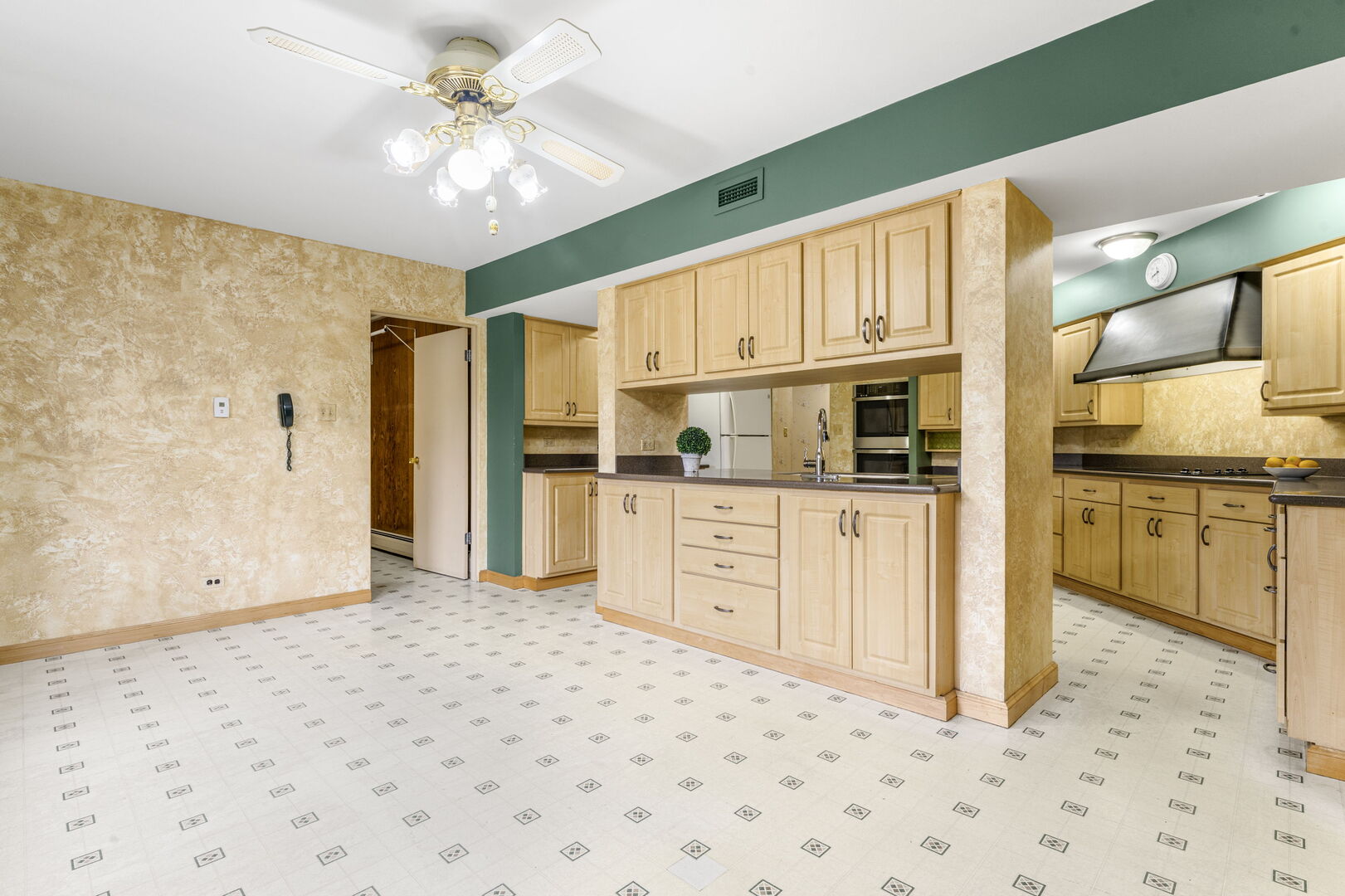 231 Bartram Road, Riverside, IL 60546