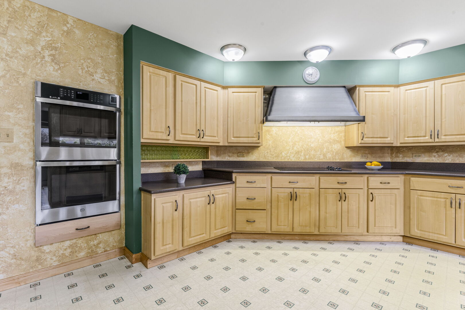 231 Bartram Road, Riverside, IL 60546