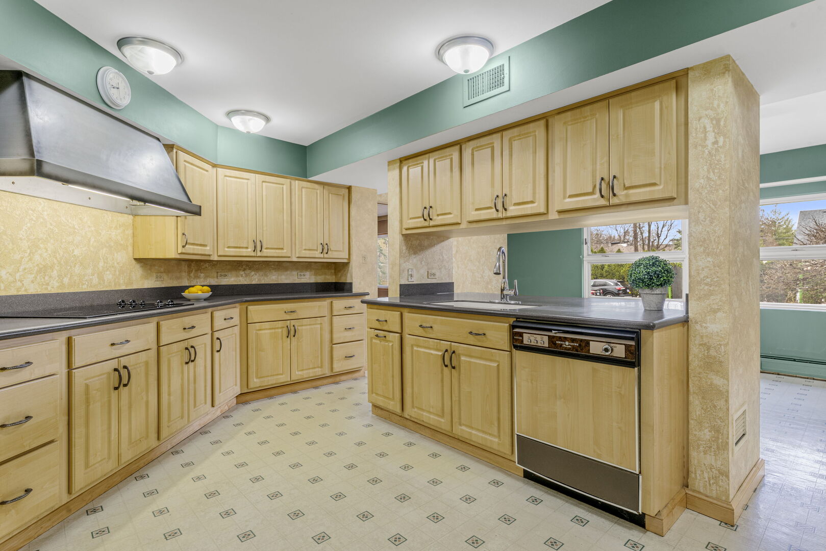 231 Bartram Road, Riverside, IL 60546