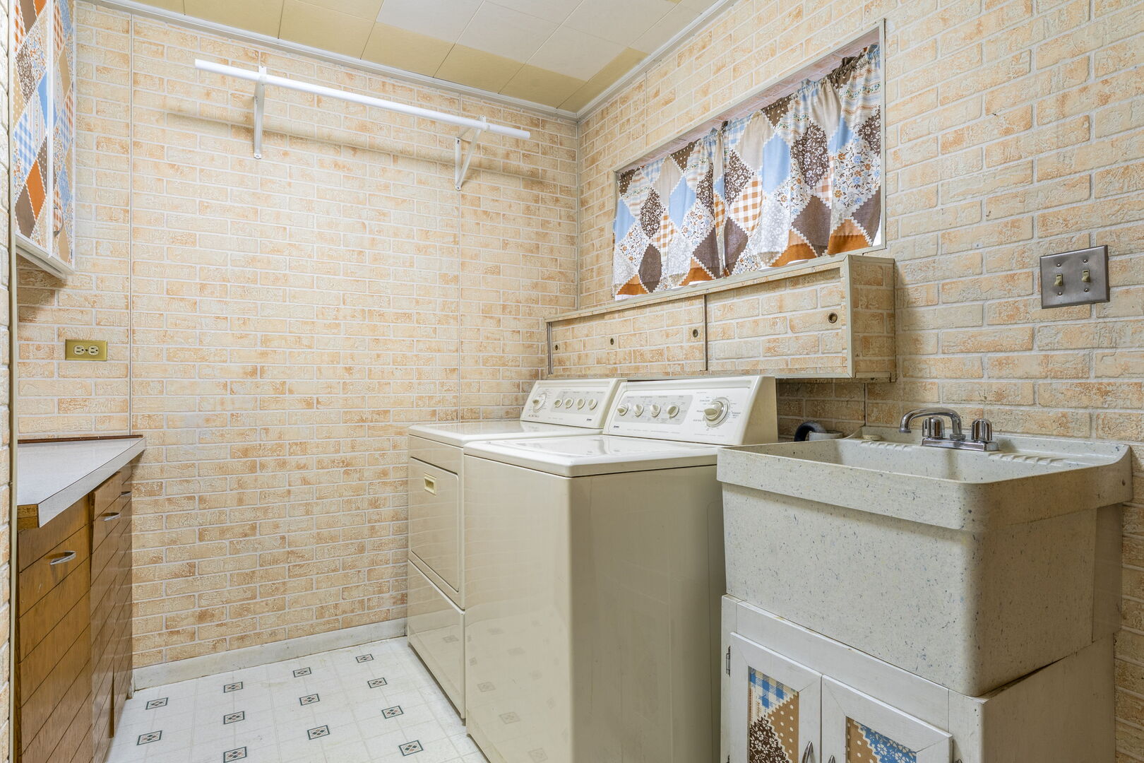 231 Bartram Road, Riverside, IL 60546