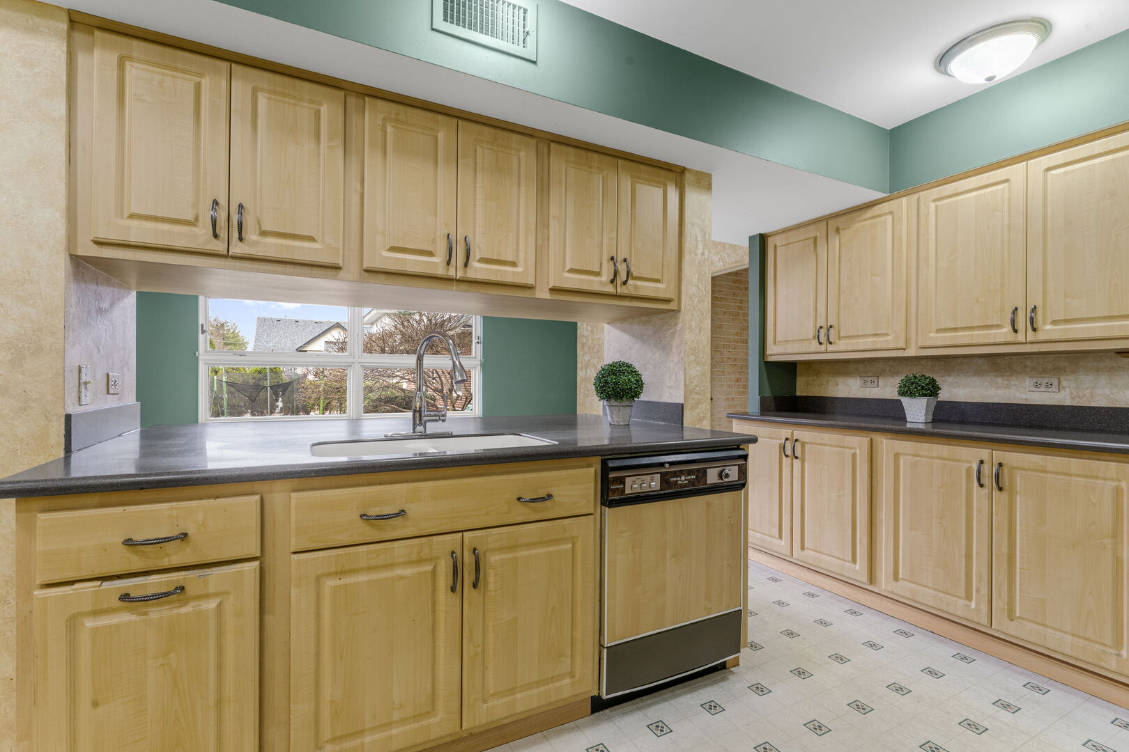 231 Bartram Road, Riverside, IL 60546