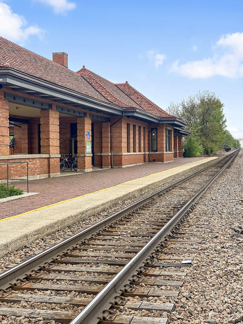 231 Bartram Road, Riverside, IL 60546