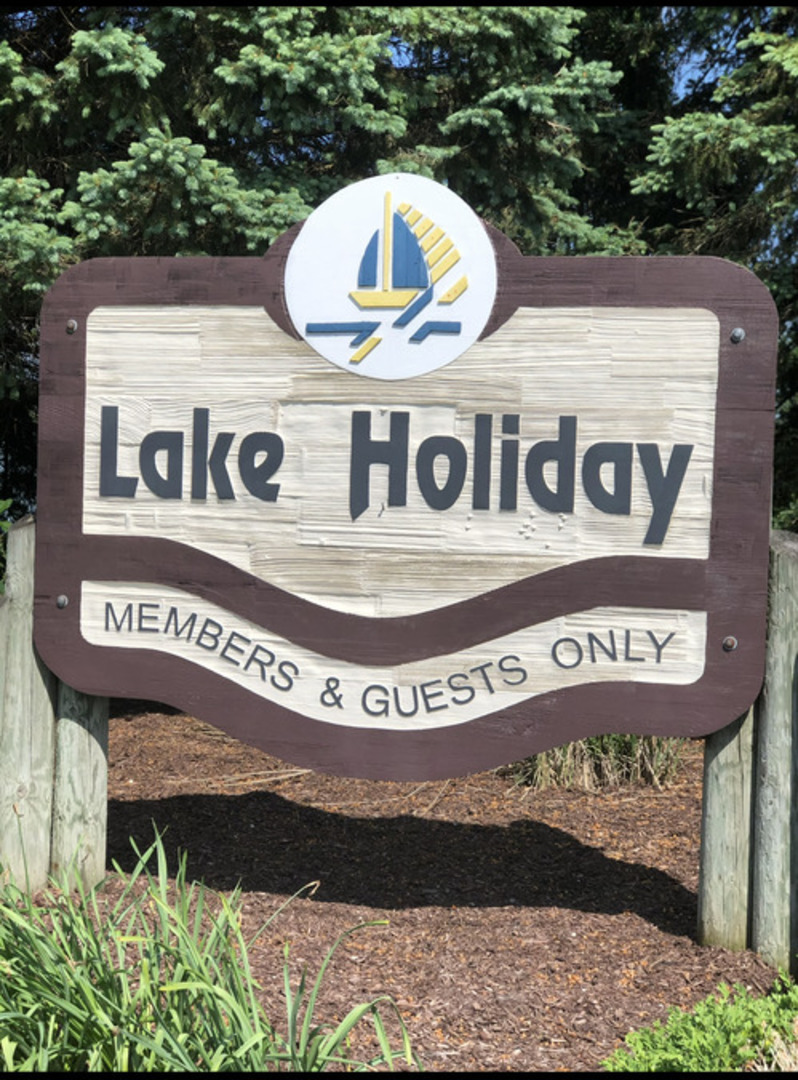 990 Holiday Drive, Lake Holiday, IL 60548