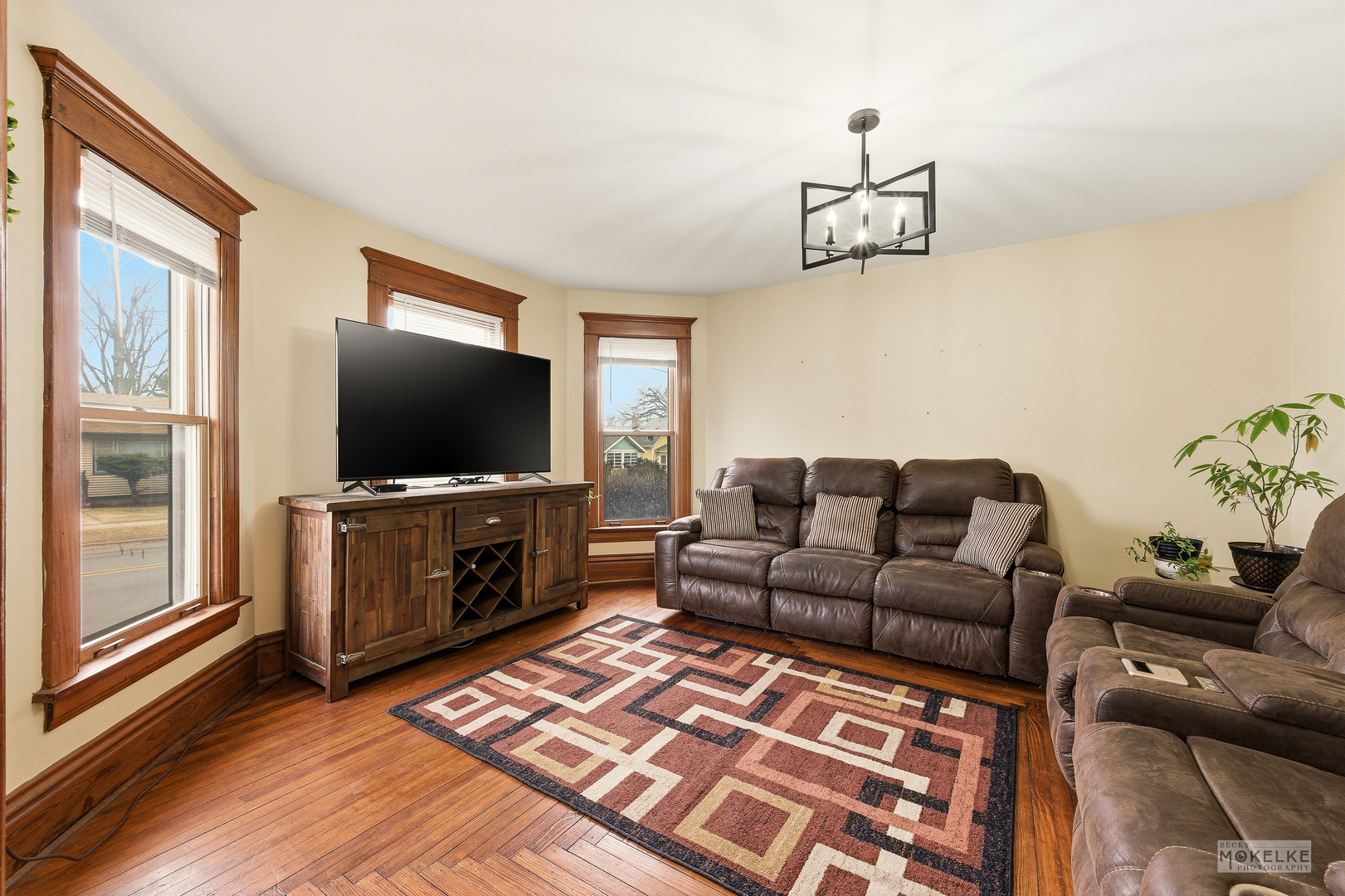 941 S 4th Street, Aurora, IL 60505