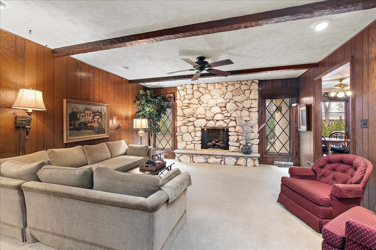 16W648 89th Place, Willowbrook, IL 60527