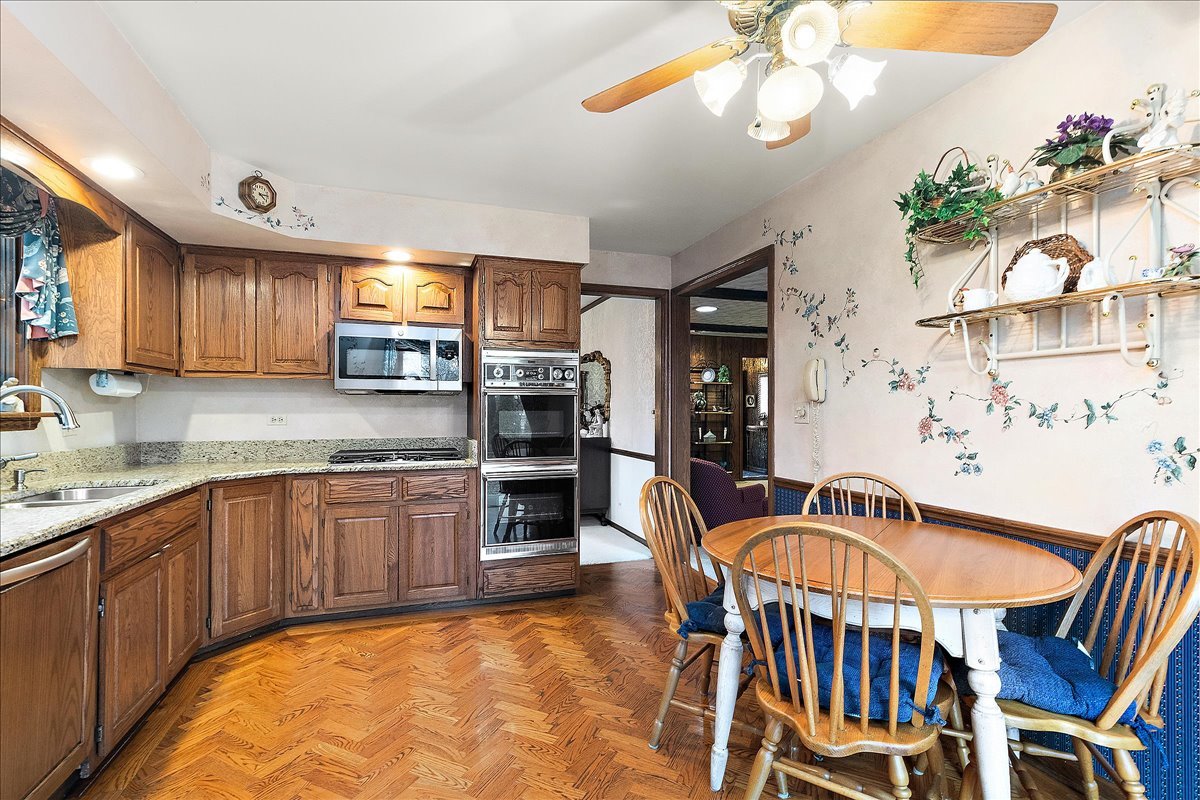 16W648 89th Place, Willowbrook, IL 60527