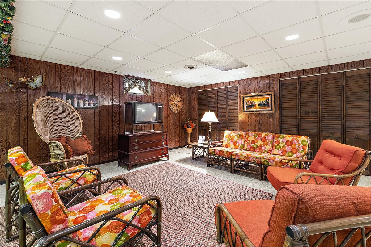 16W648 89th Place, Willowbrook, IL 60527