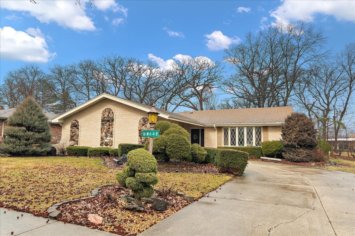 16W648 89th Place, Willowbrook, IL 60527
