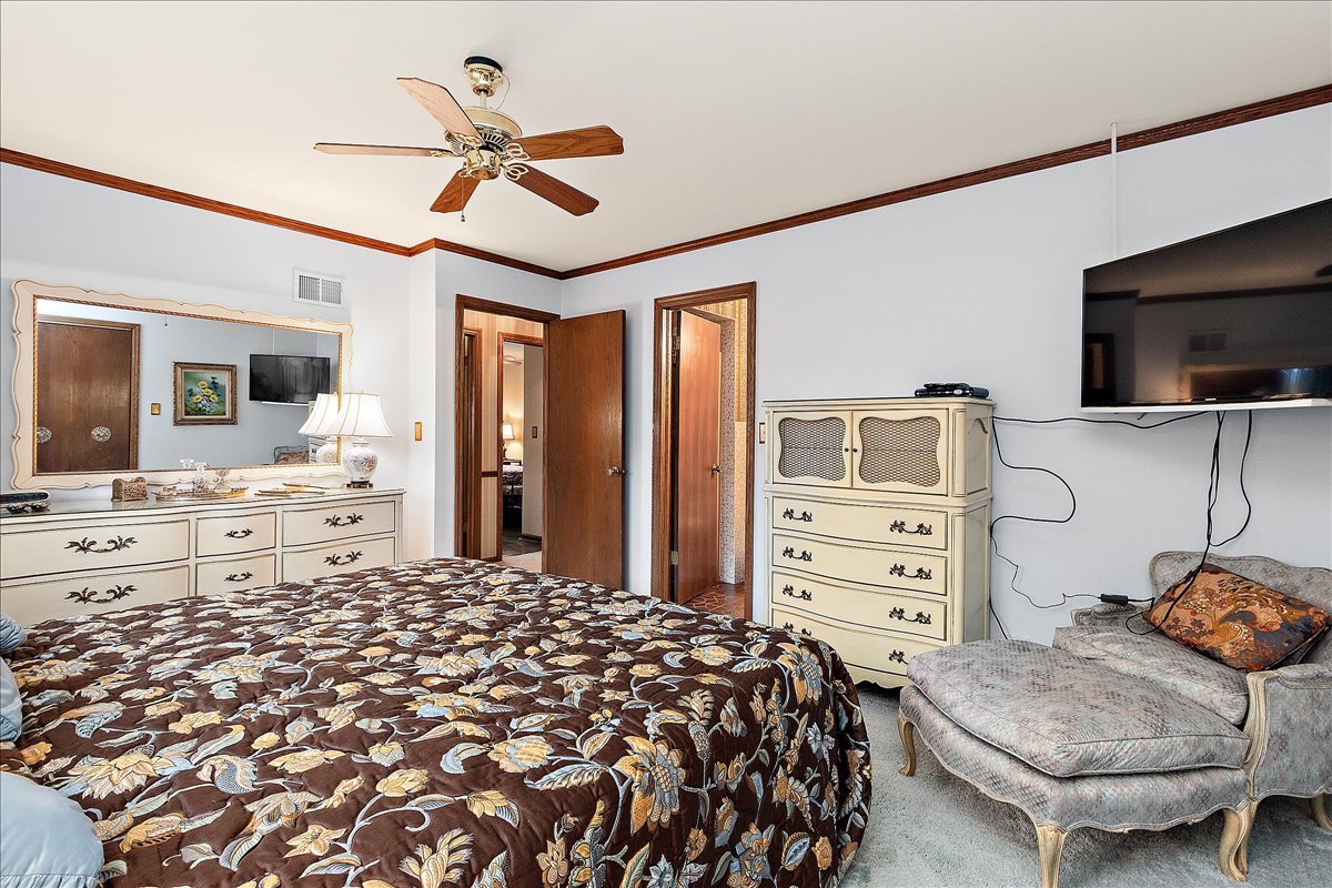 16W648 89th Place, Willowbrook, IL 60527