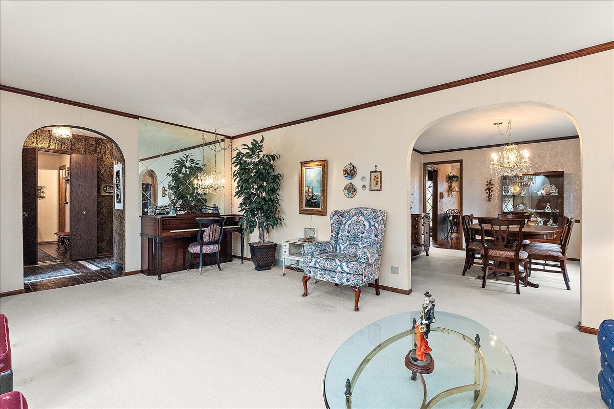 16W648 89th Place, Willowbrook, IL 60527