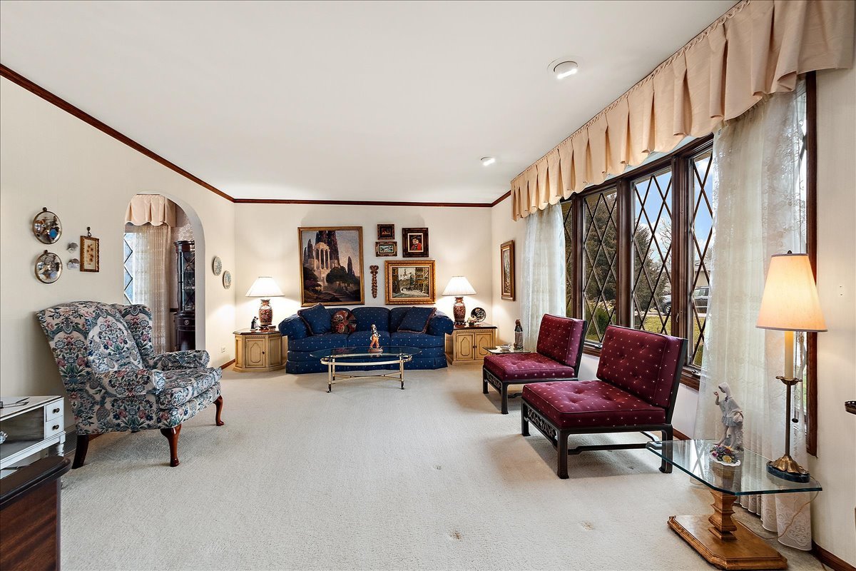 16W648 89th Place, Willowbrook, IL 60527