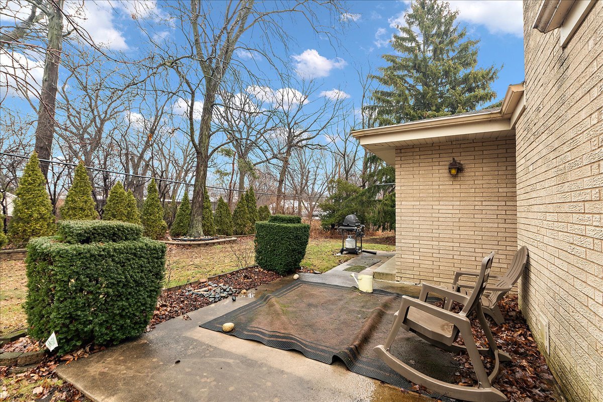 16W648 89th Place, Willowbrook, IL 60527