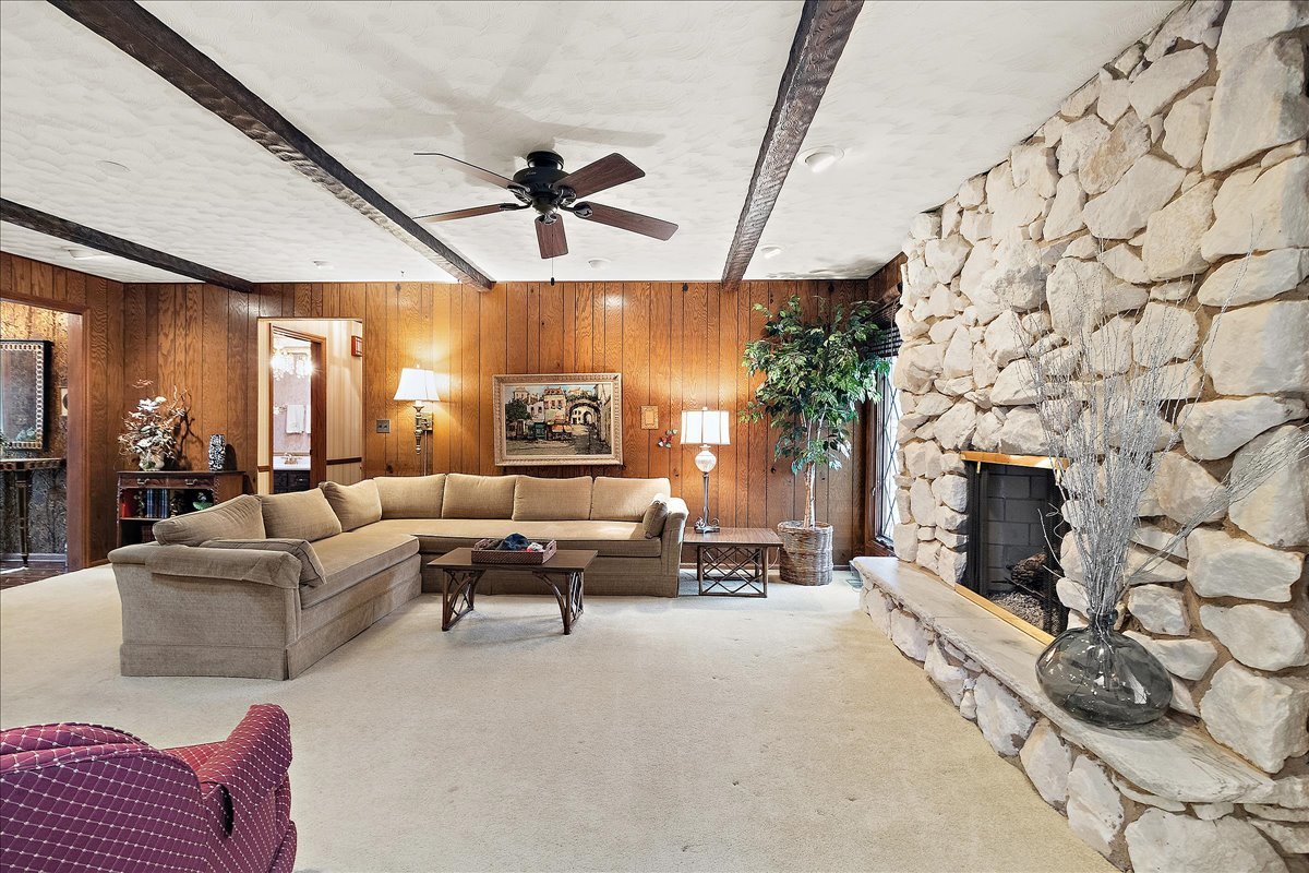 16W648 89th Place, Willowbrook, IL 60527