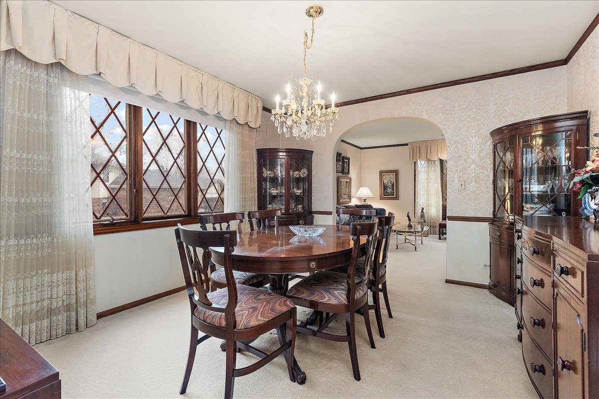 16W648 89th Place, Willowbrook, IL 60527