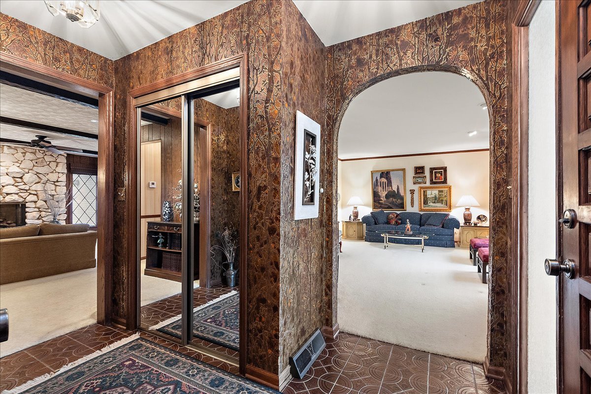 16W648 89th Place, Willowbrook, IL 60527