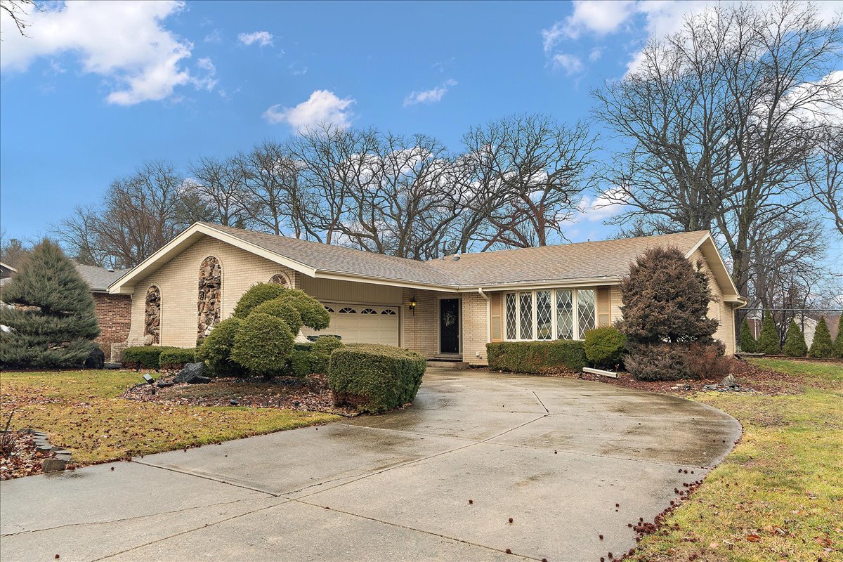 16W648 89th Place, Willowbrook, IL 60527