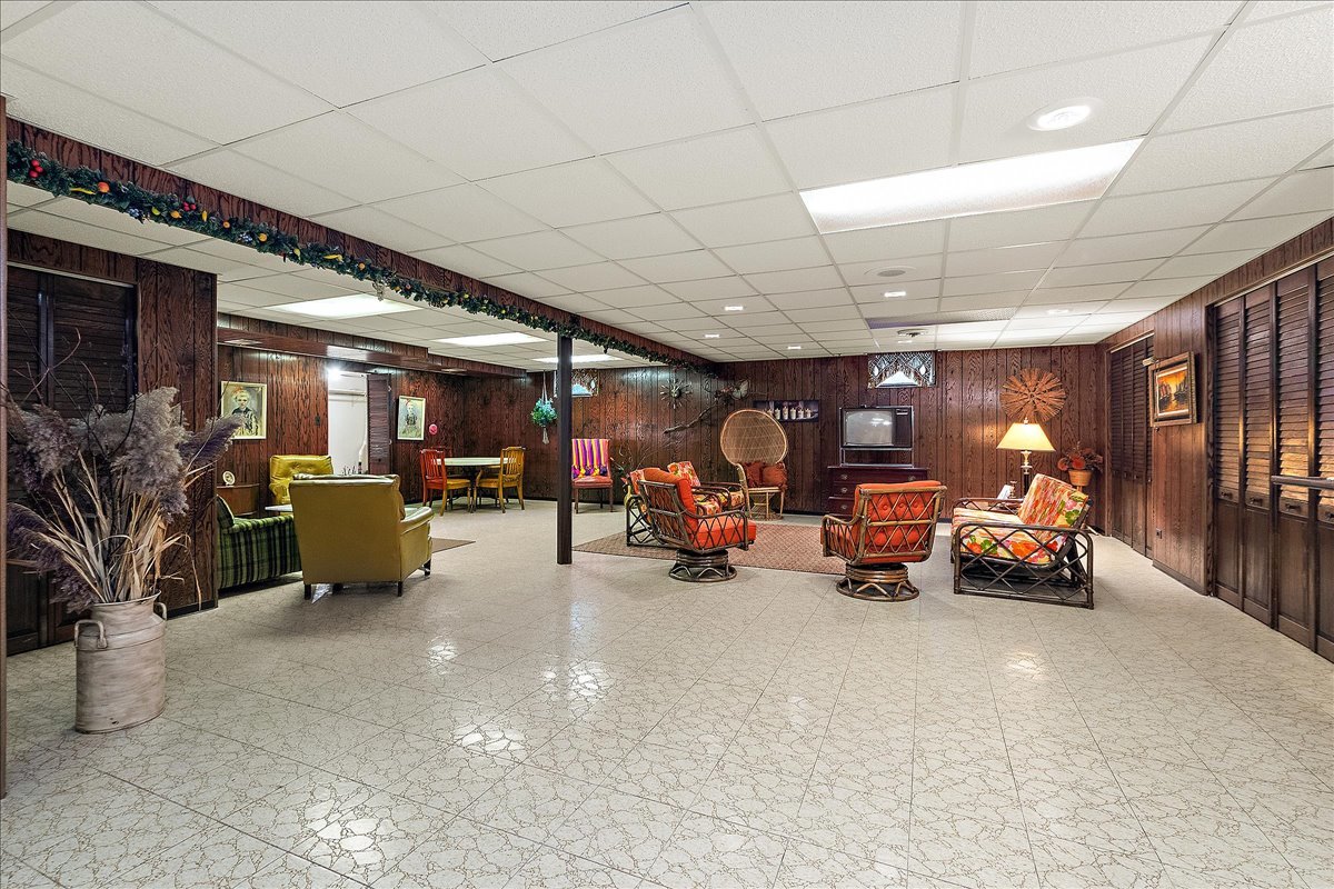 16W648 89th Place, Willowbrook, IL 60527