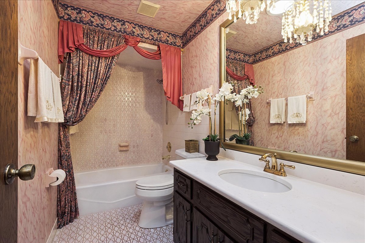 16W648 89th Place, Willowbrook, IL 60527