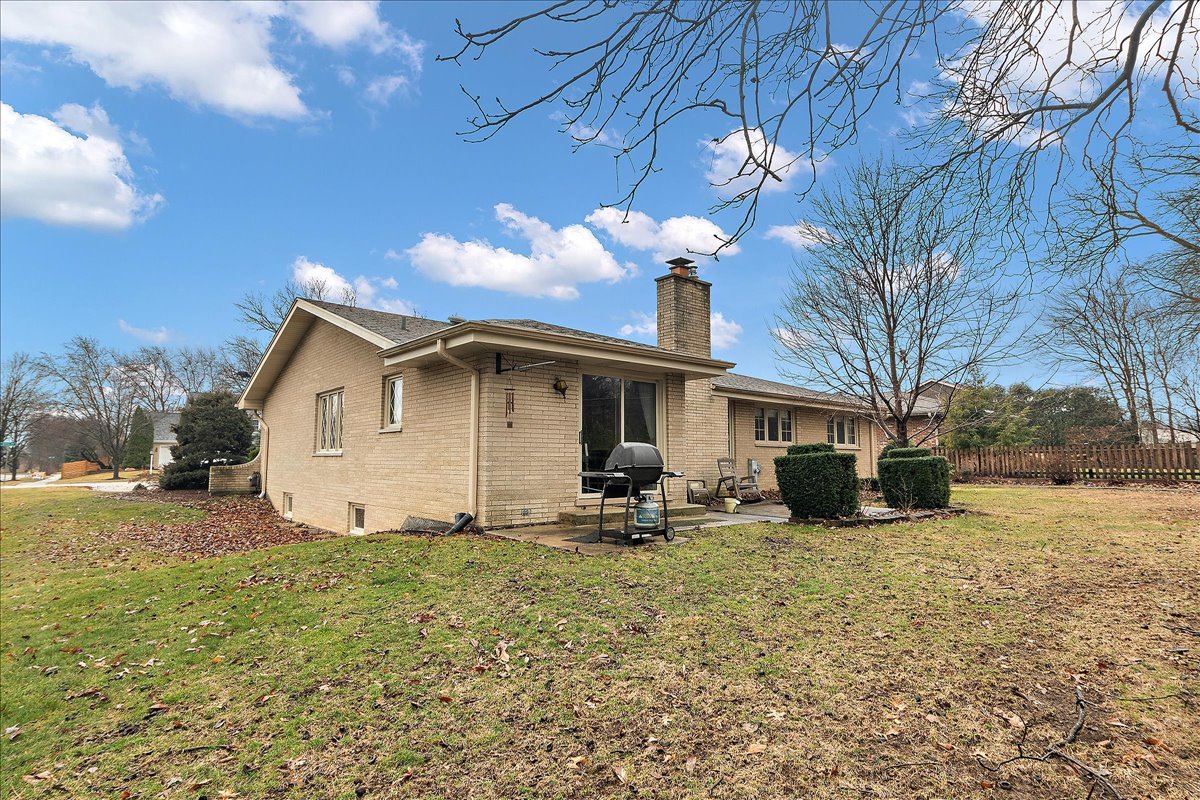 16W648 89th Place, Willowbrook, IL 60527