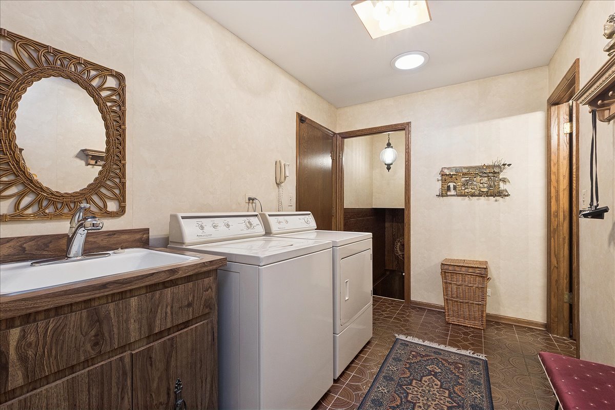 16W648 89th Place, Willowbrook, IL 60527