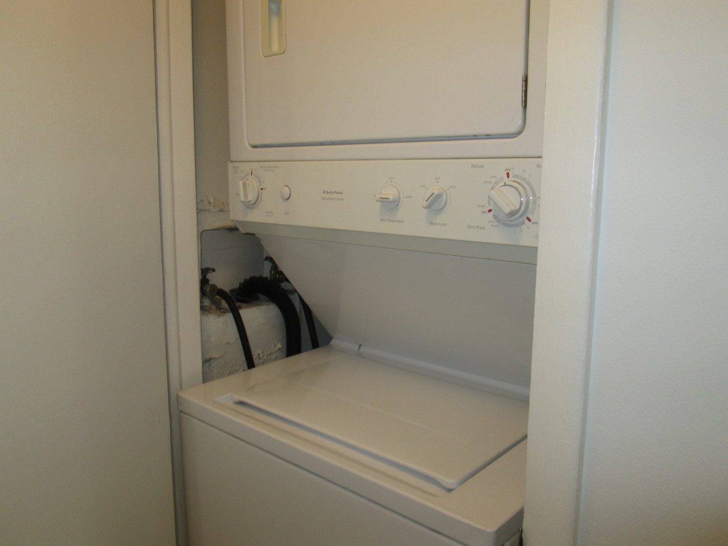 800 Brook Drive #1, Streamwood, IL 60107