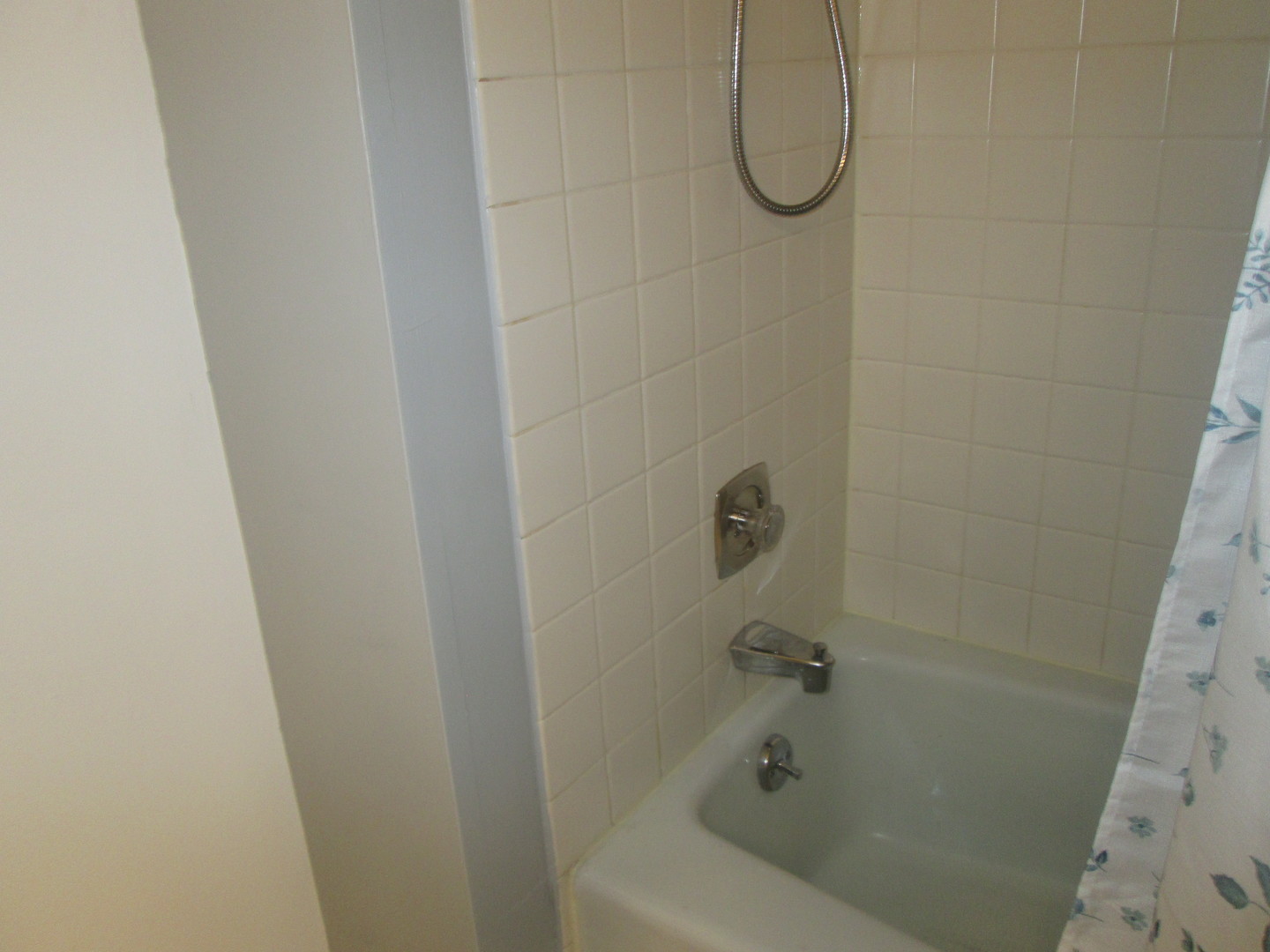 800 Brook Drive #1, Streamwood, IL 60107