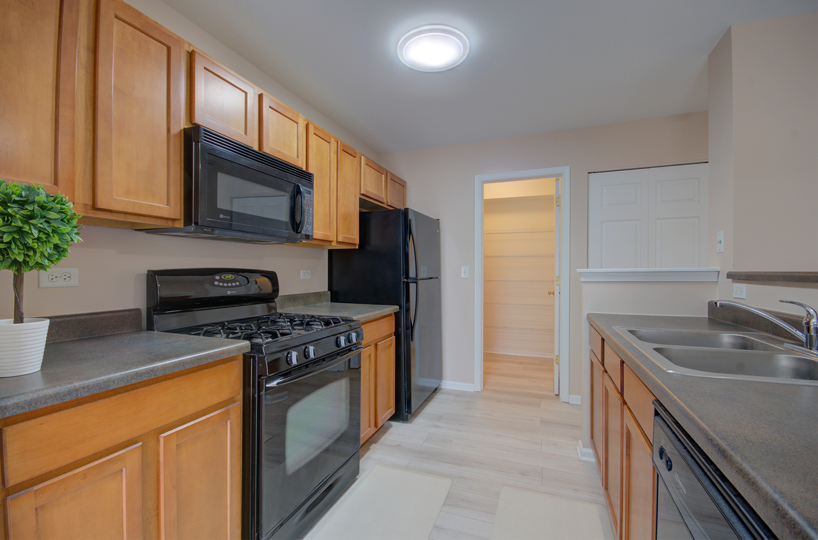 2421 Stoughton Circle #2421, Aurora, IL 60502