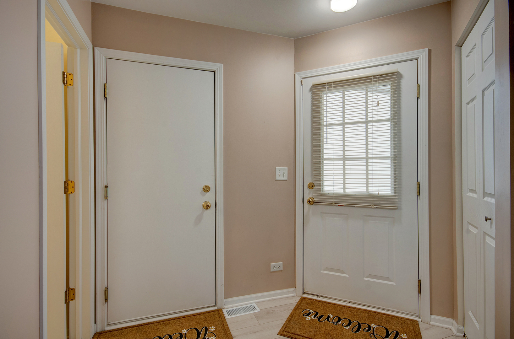 2421 Stoughton Circle #2421, Aurora, IL 60502