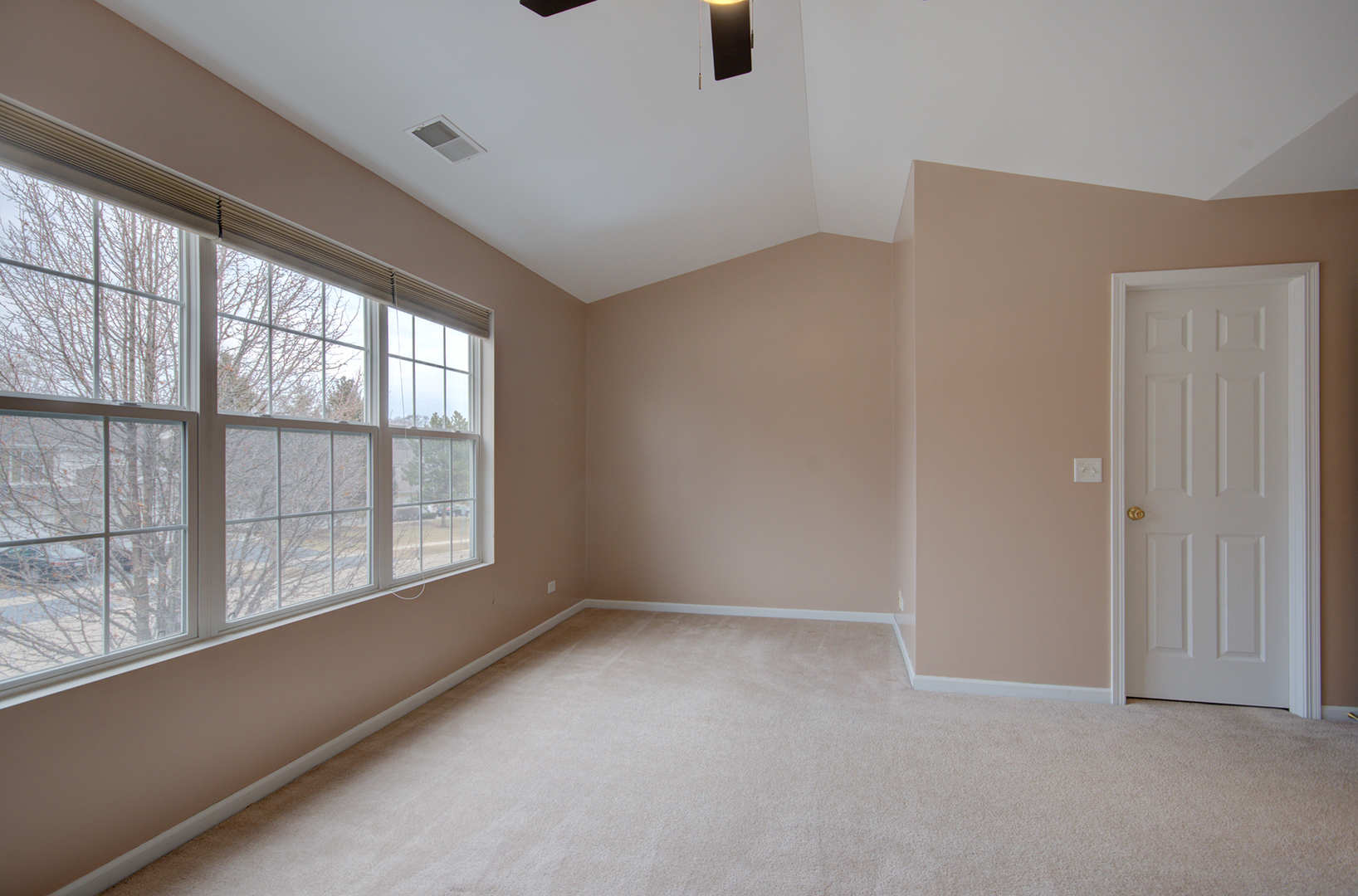 2421 Stoughton Circle #2421, Aurora, IL 60502