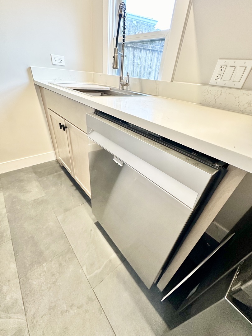 8325 W Forest Preserve Avenue, Chicago, IL 60634