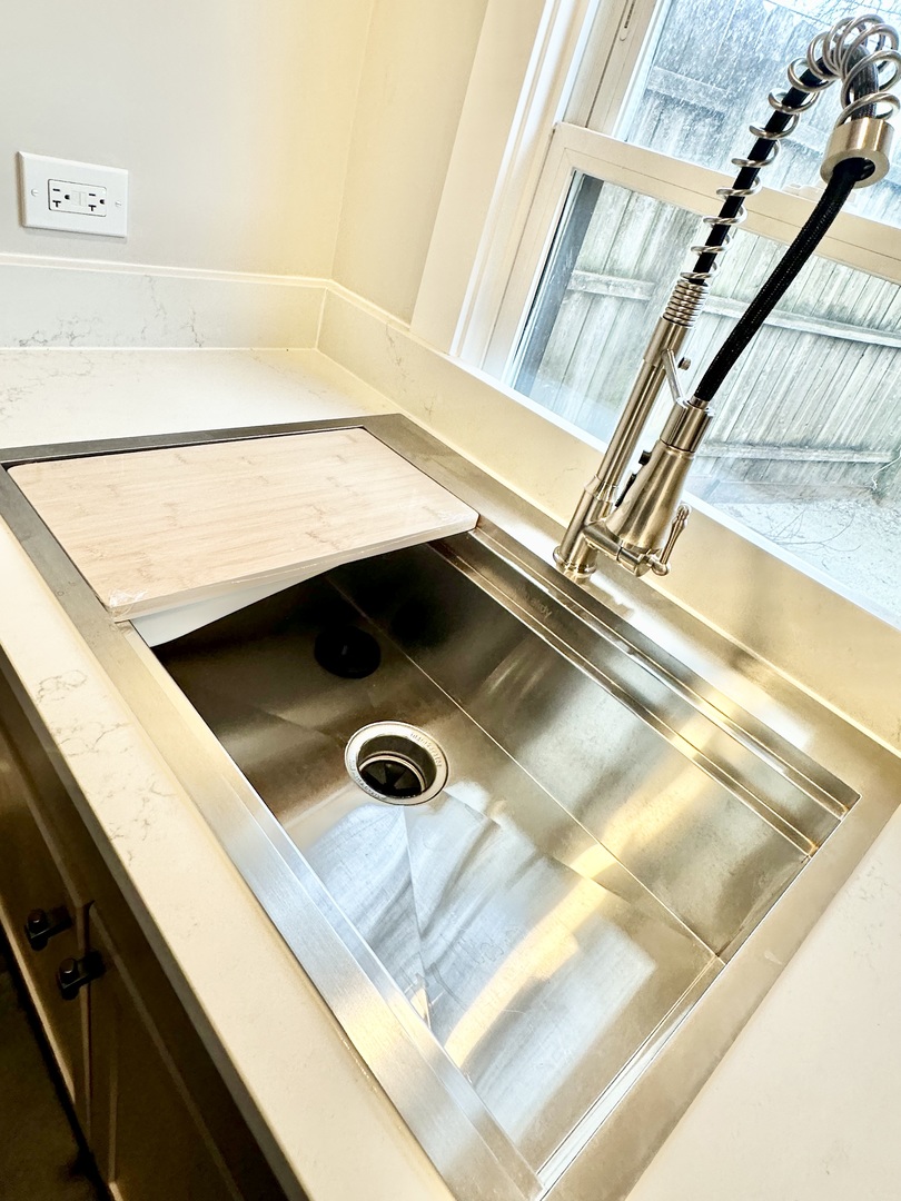 8325 W Forest Preserve Avenue, Chicago, IL 60634