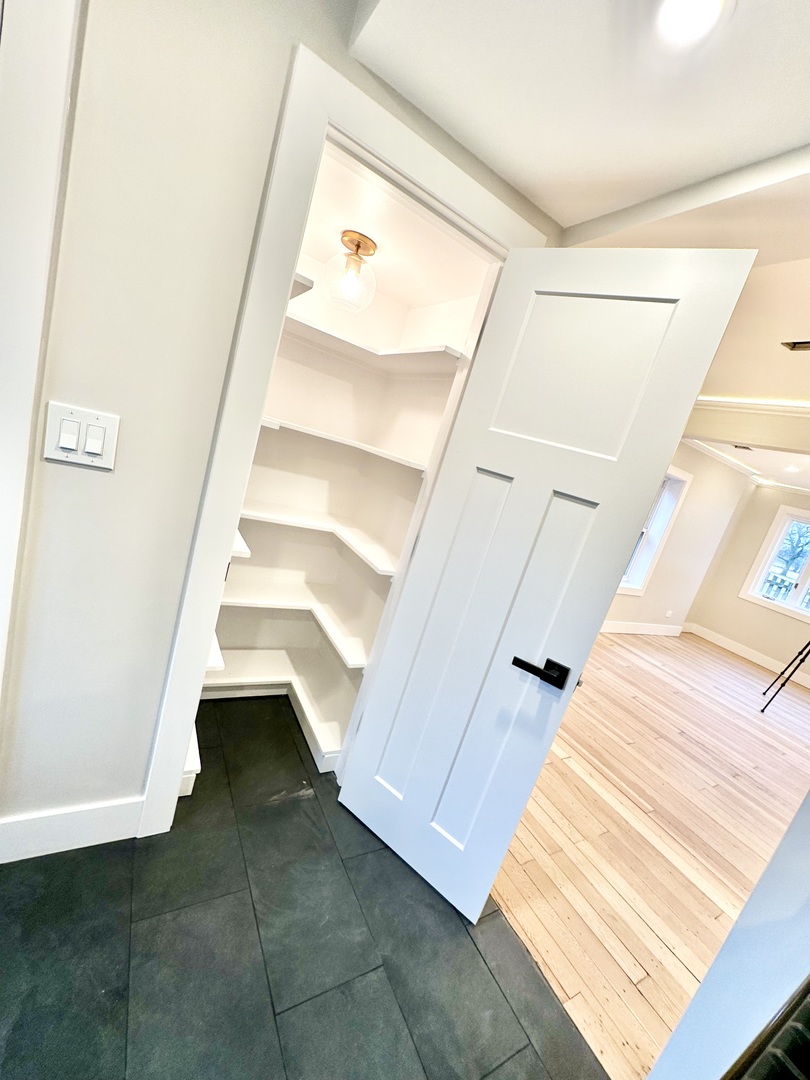 8325 W Forest Preserve Avenue, Chicago, IL 60634