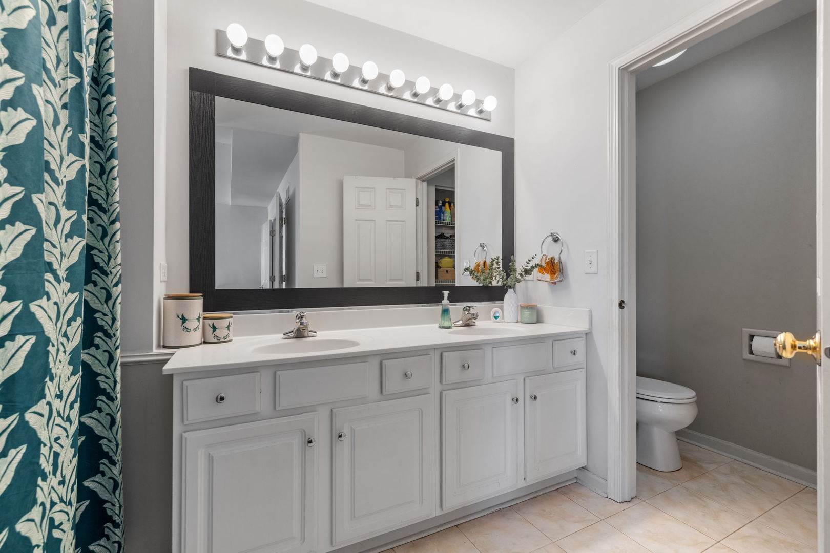 21543 EICH Drive, Crest Hill, IL 60403