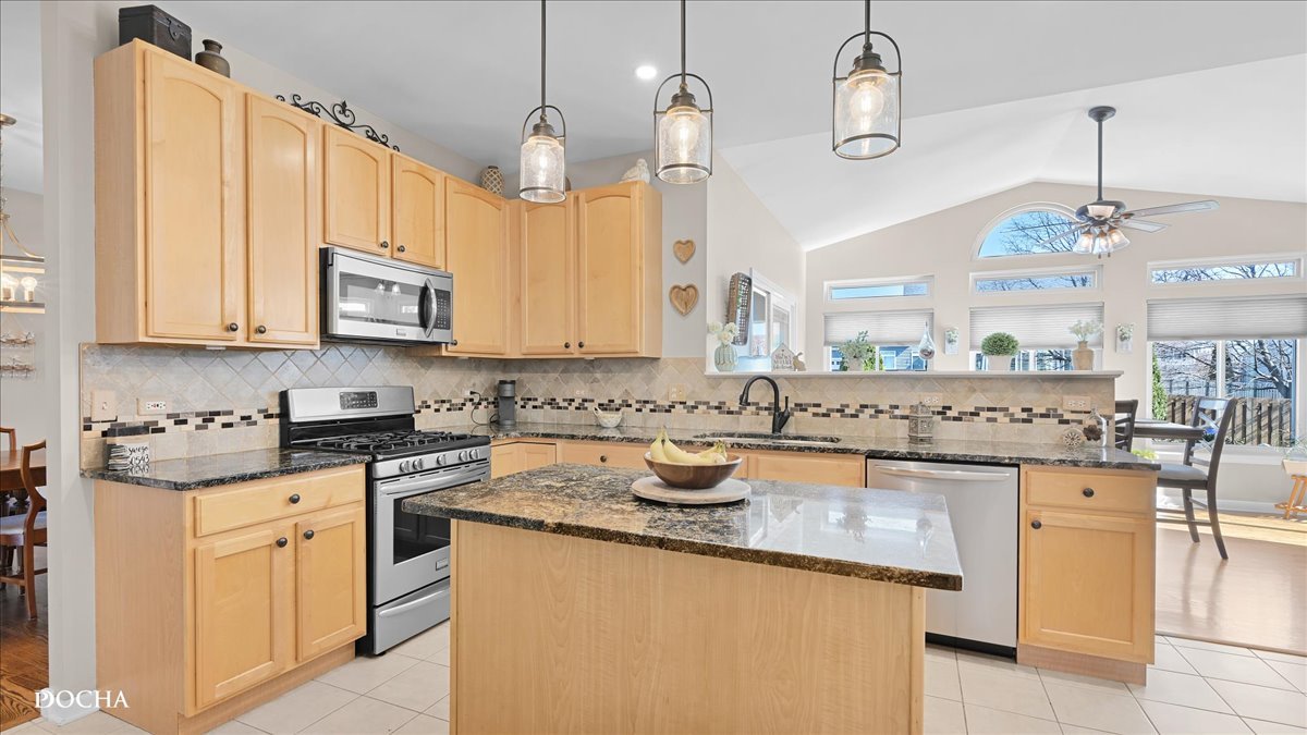 420 Raintree Drive, Oswego, IL 60543