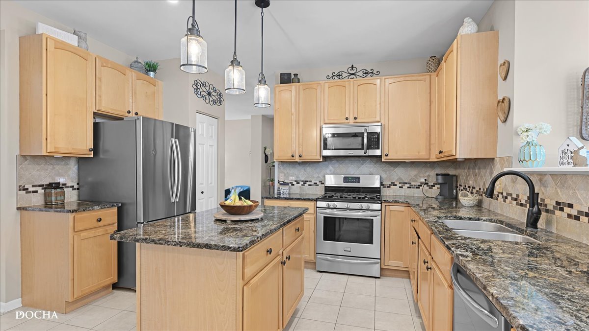 420 Raintree Drive, Oswego, IL 60543