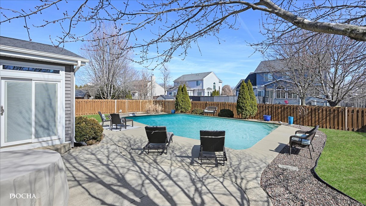 420 Raintree Drive, Oswego, IL 60543