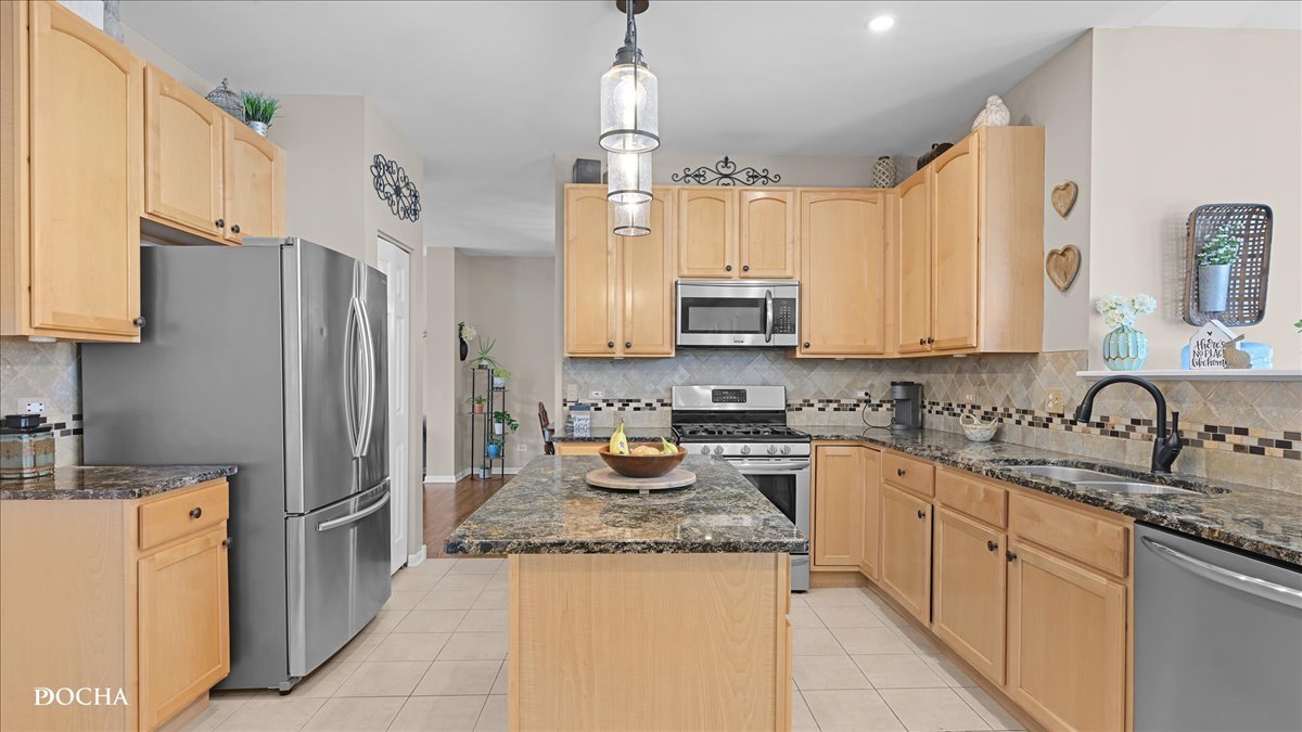 420 Raintree Drive, Oswego, IL 60543