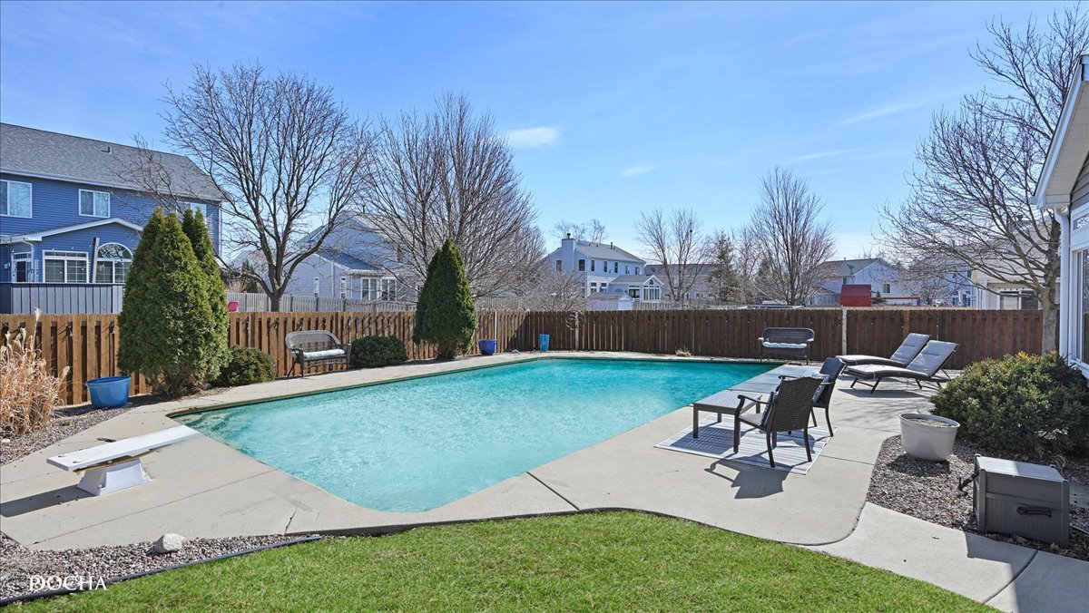 420 Raintree Drive, Oswego, IL 60543