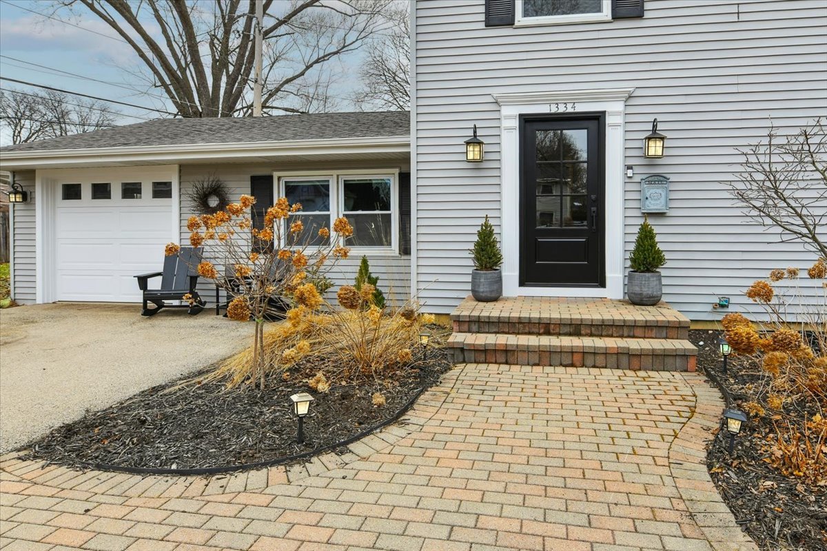 1334 S 5th Street, St. Charles, IL 60174