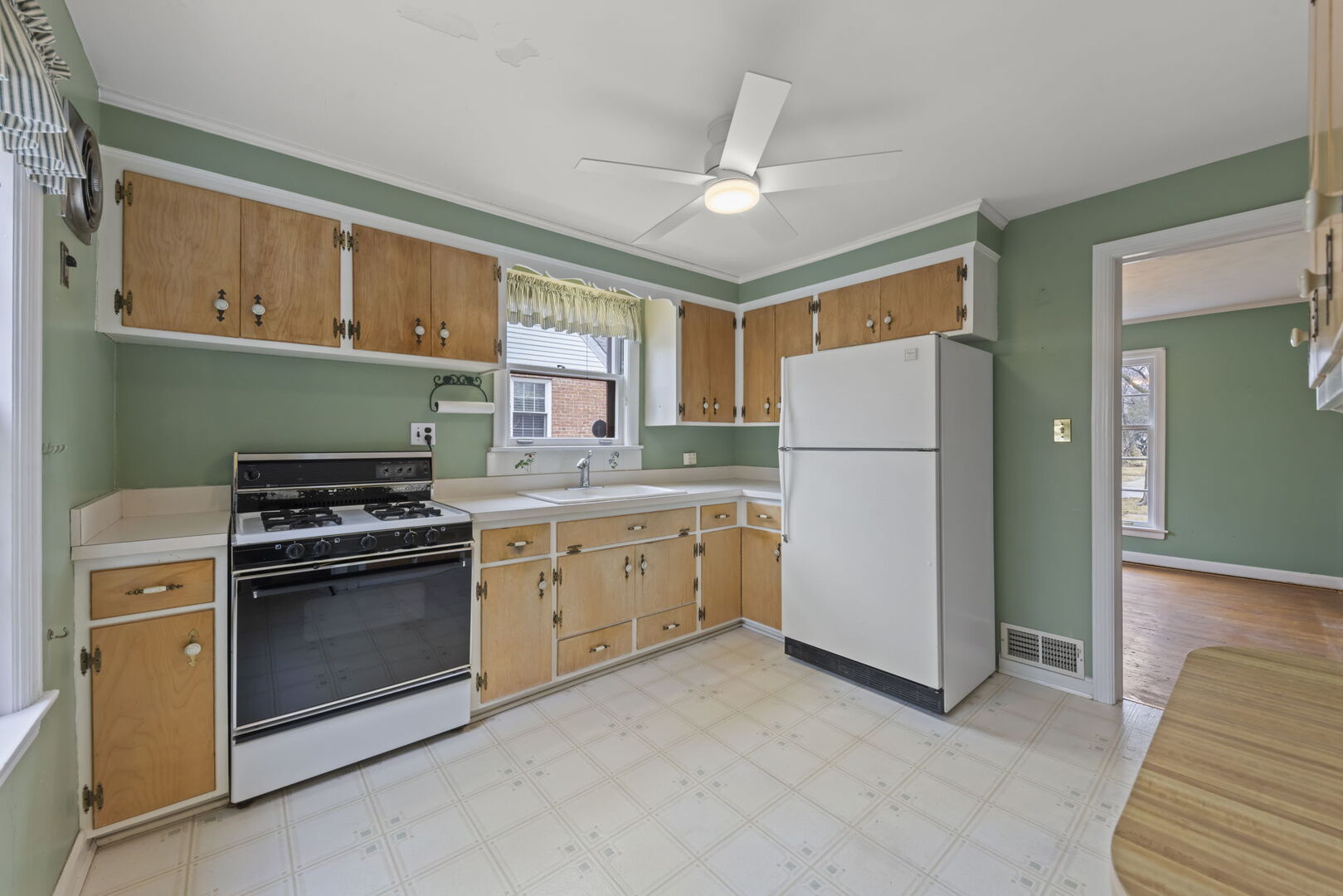 1818 E Indiana Street, Wheaton, IL 60187