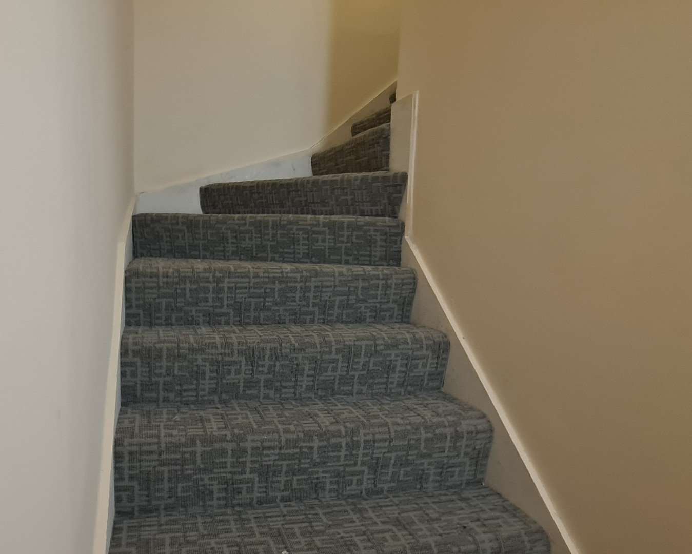 2958 W Nelson Street, Chicago, IL 60618