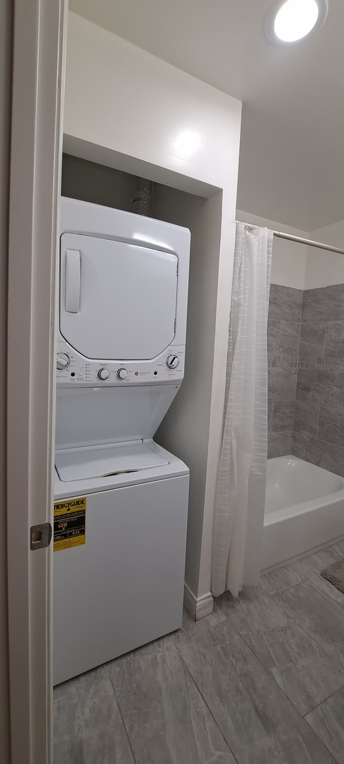 2958 W Nelson Street, Chicago, IL 60618